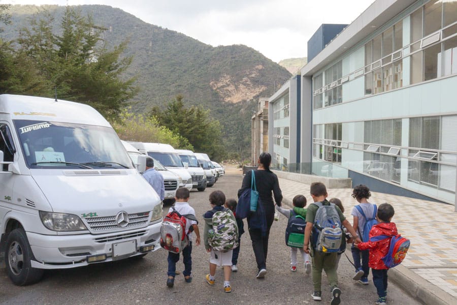 Transporte escolar sostenible en Lycée Français de Bogotá con buses seguros y rutas eficientes.