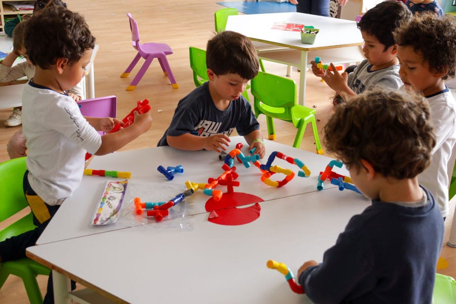 Niños jugando en el jardín infantil del Lycée Français Internacional de Bogotá, enseñanza bilingüe y extracurricular para niños pequeños.